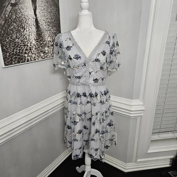 NWT Chi Chi London vneck floral embroidered lace midi dress uk 12 us 8 - Picture 5 of 12